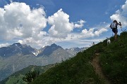 03 Salendo dalla Manina sul Monte Sasna con vista sui Giganti Orobici